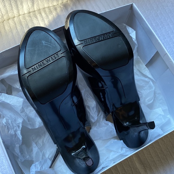 Nine West black patent leather 4” sling back heels. - Picture 6 of 8